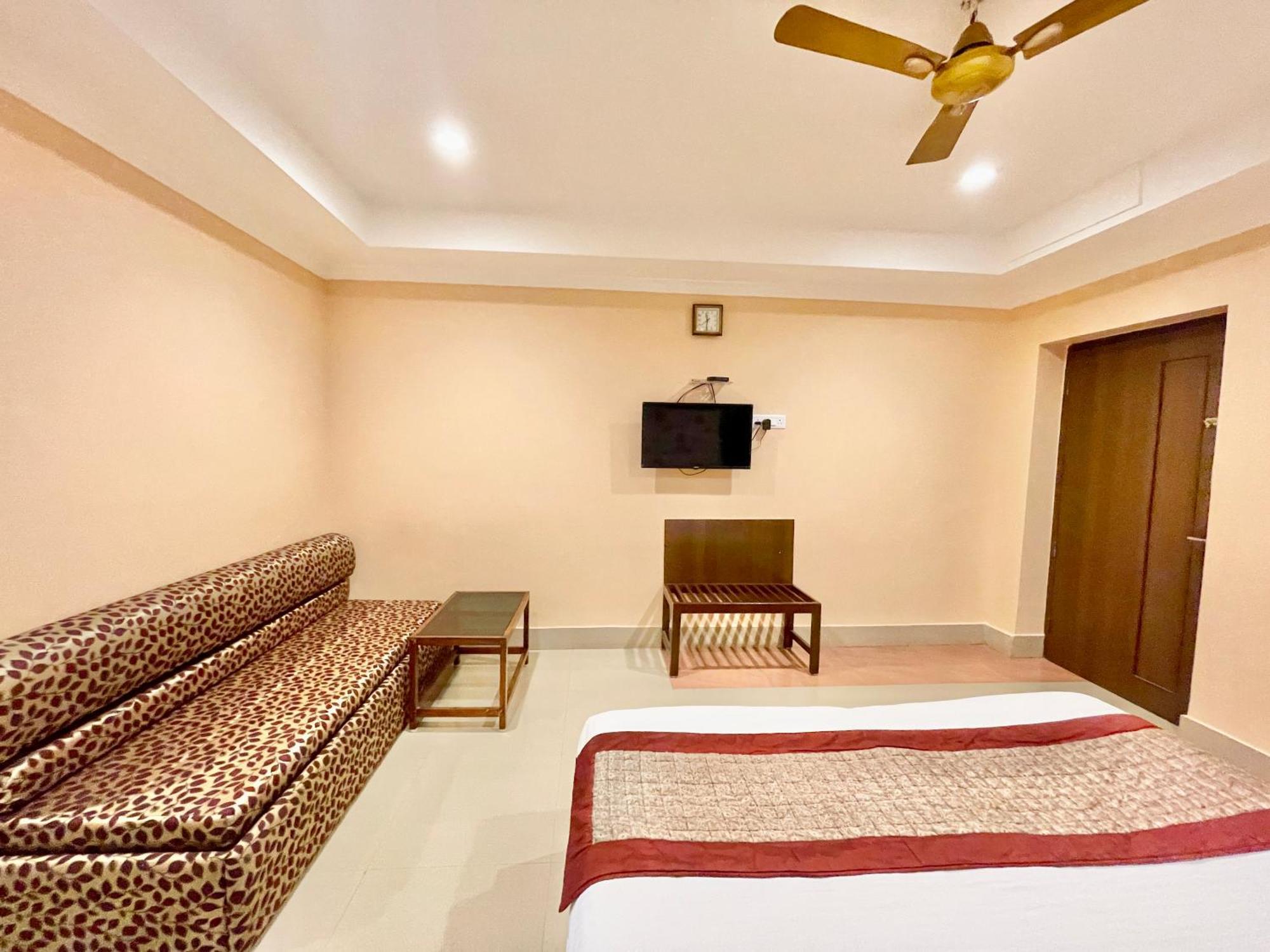 Hotel V-I Near Sea , Puri Private-Park -Gym-Spa Fully-Airconditioned-Hotel Lift-And-Parking-Facilities Breakfast-Included المظهر الخارجي الصورة