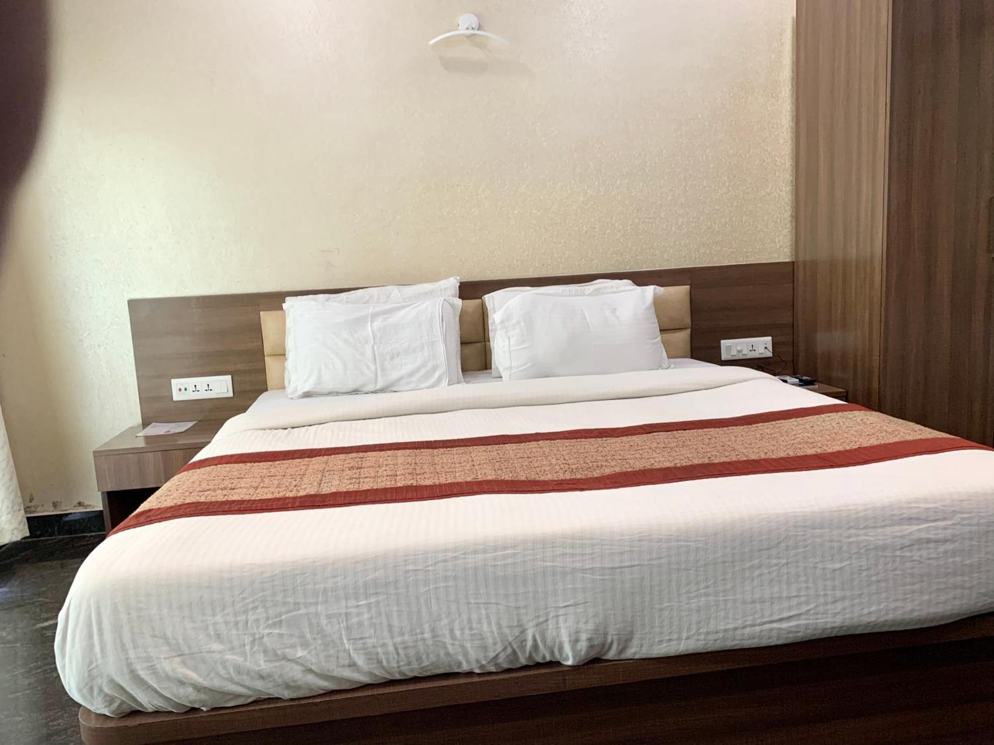 Hotel V-I Near Sea , Puri Private-Park -Gym-Spa Fully-Airconditioned-Hotel Lift-And-Parking-Facilities Breakfast-Included المظهر الخارجي الصورة