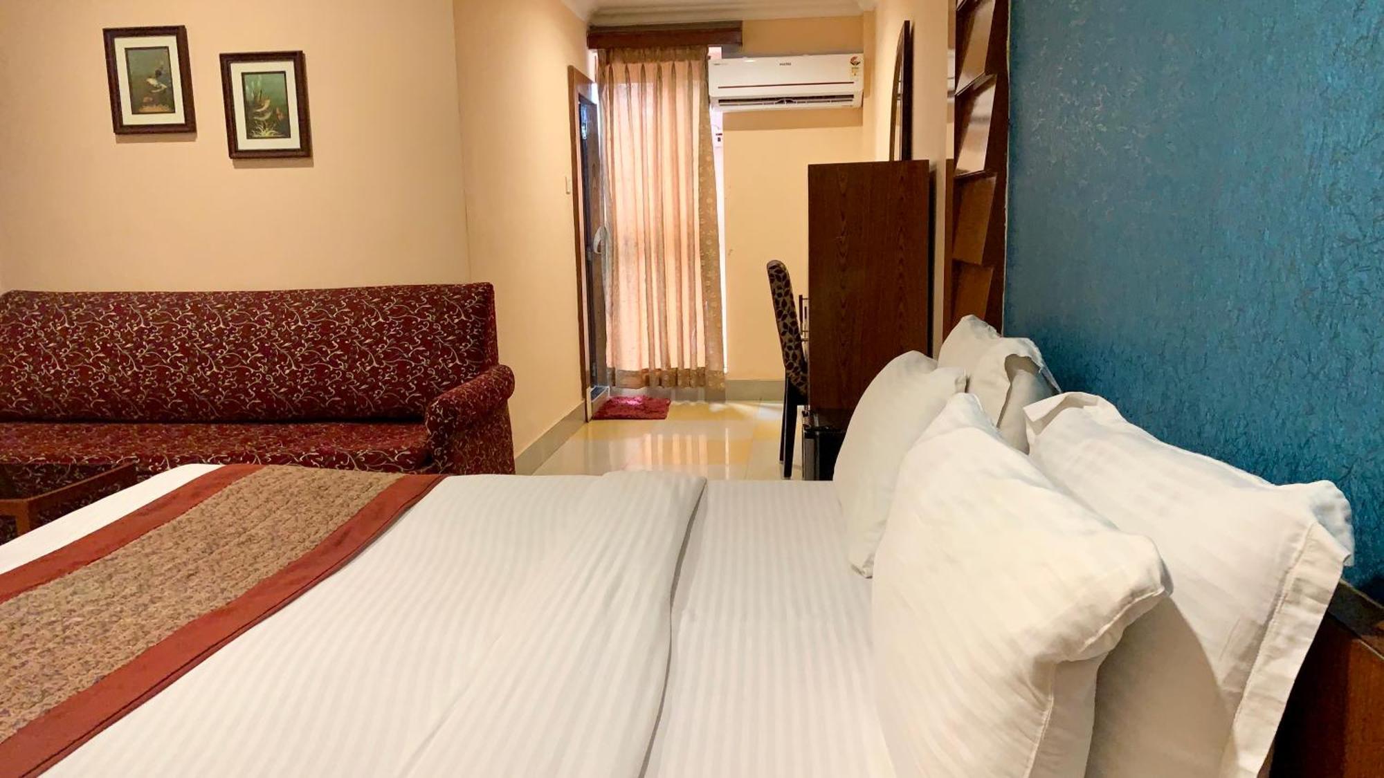 Hotel V-I Near Sea , Puri Private-Park -Gym-Spa Fully-Airconditioned-Hotel Lift-And-Parking-Facilities Breakfast-Included المظهر الخارجي الصورة